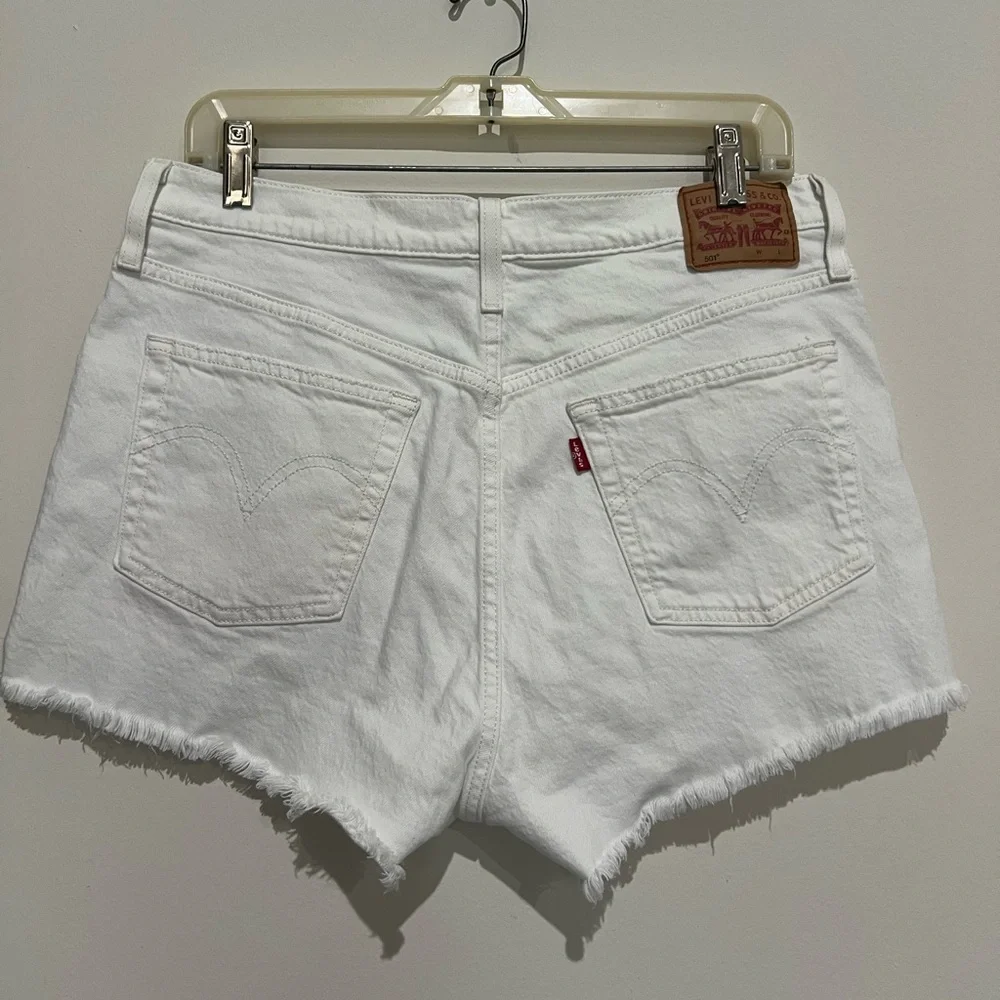 Levi's White Asymetric Frayed Hem Jean Shorts 32 - Picture 2 of 5